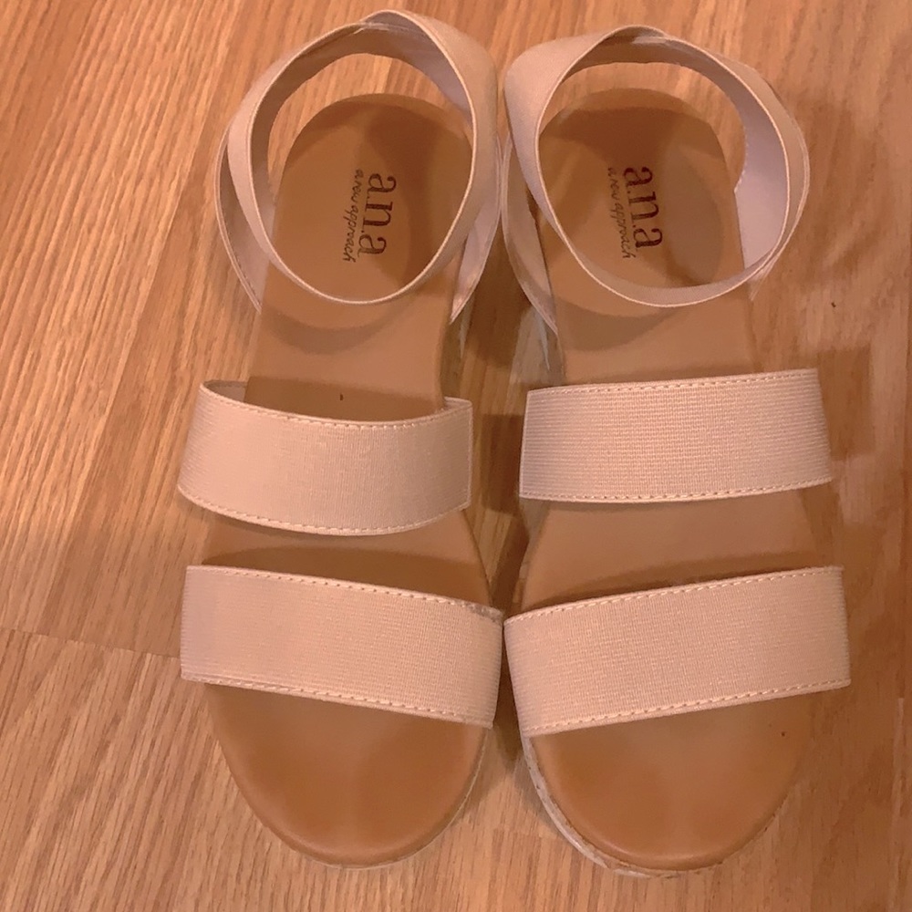 Beautiful Sandals size 6 (a.n.a)